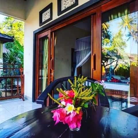 Kputra Homestay Amed Exterior foto